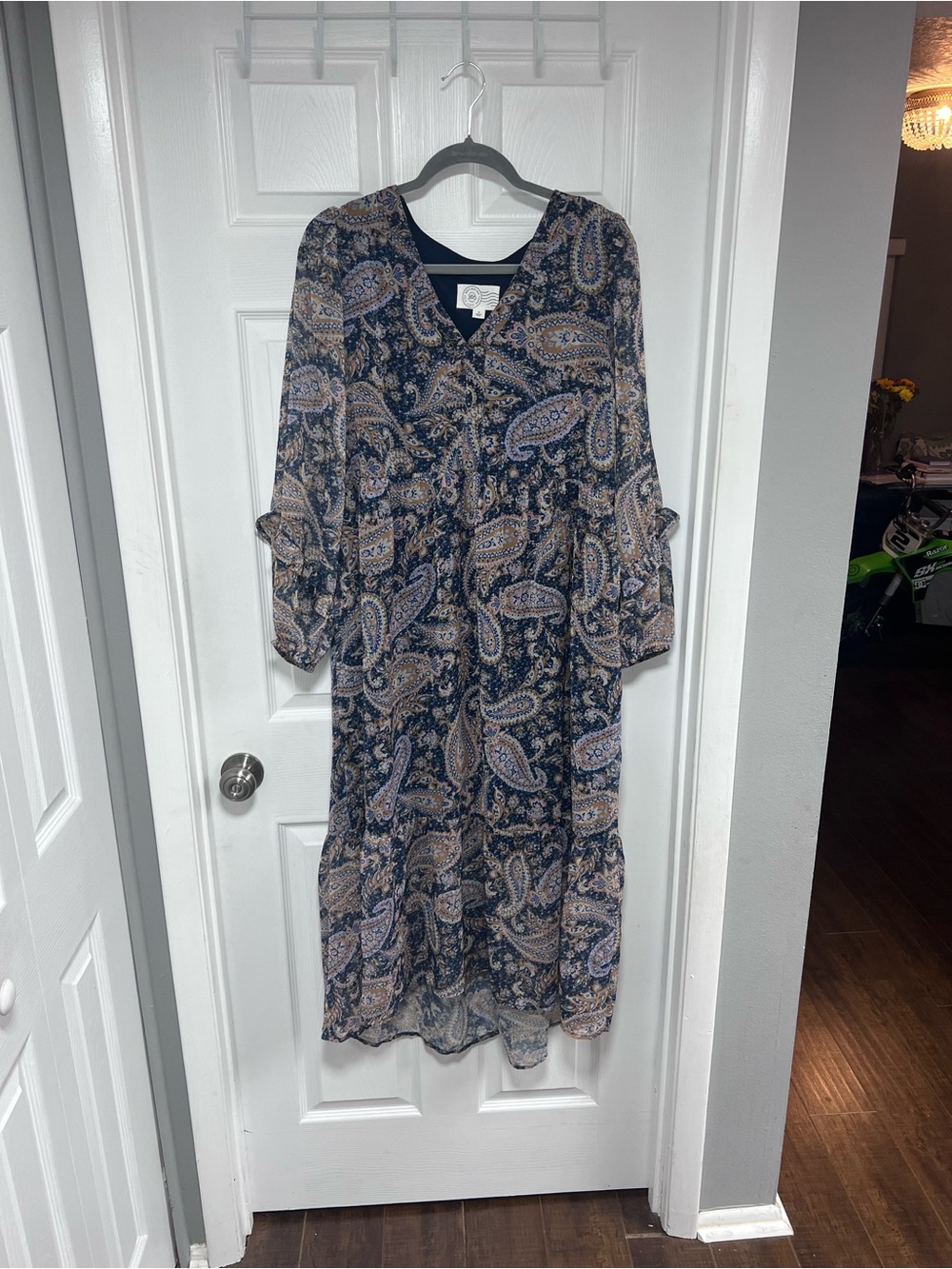 Paisley Flowy V-Neck Midi Dress in Navy and Beige WITH POCKETS Size M